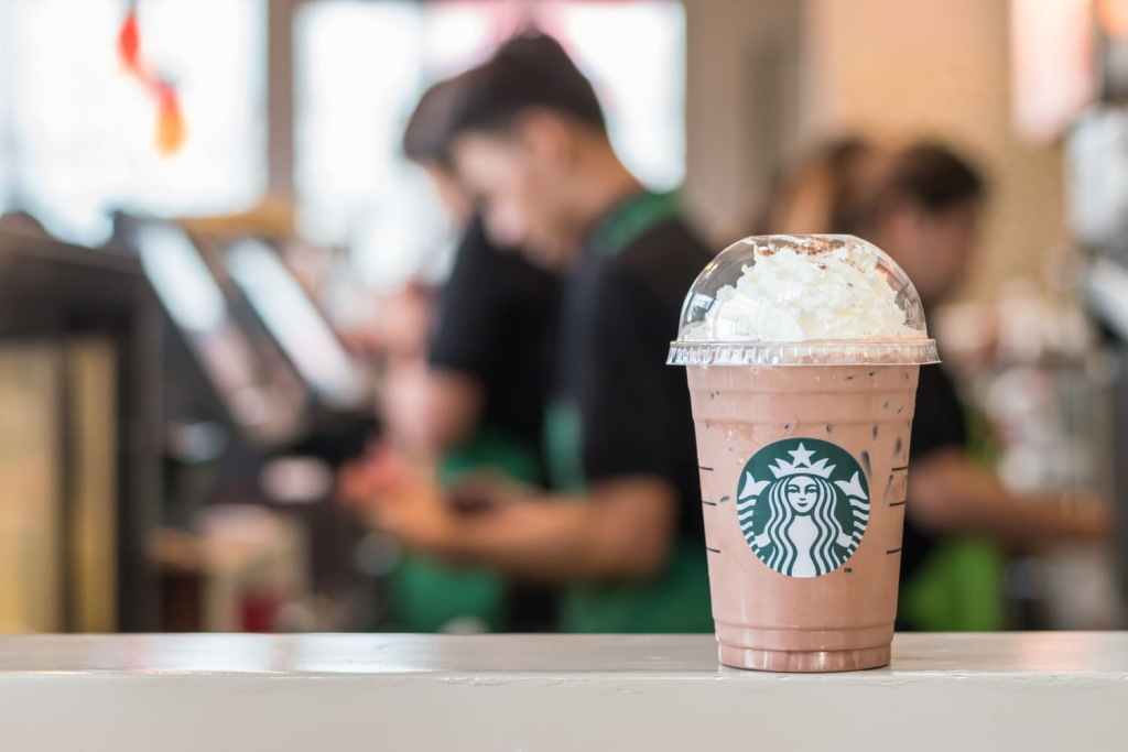 Oportunidades en Starbucks: puestos que ganan hasta $35/hora